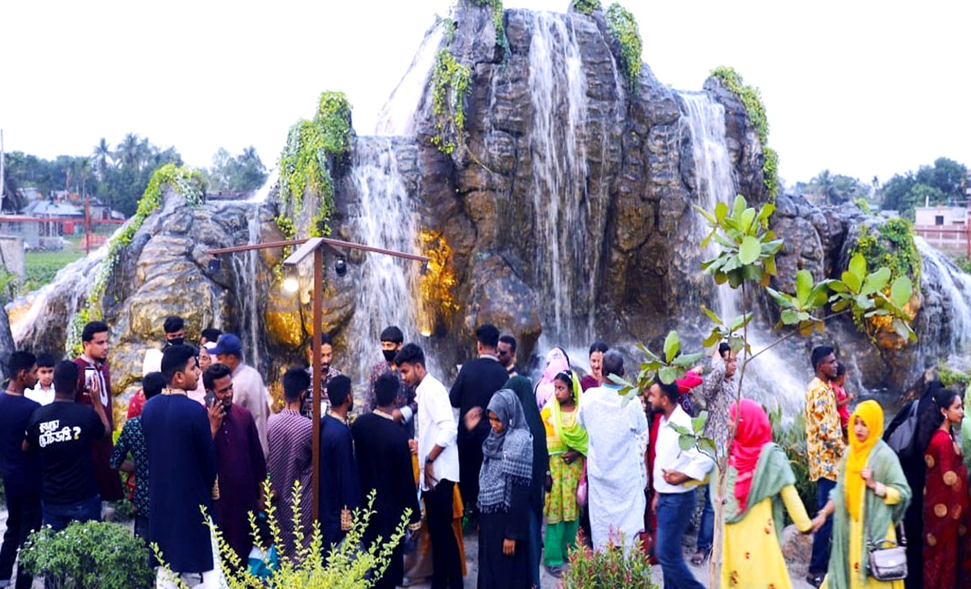 Visitors flock to entertainment centers in Rangpur during Eid holidays