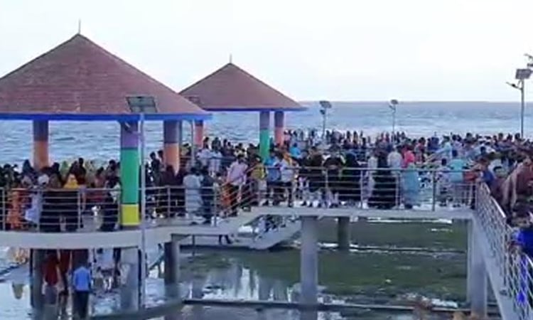 Eid Holiday Crowds Flood Tourist Spots and Parks in Bhola