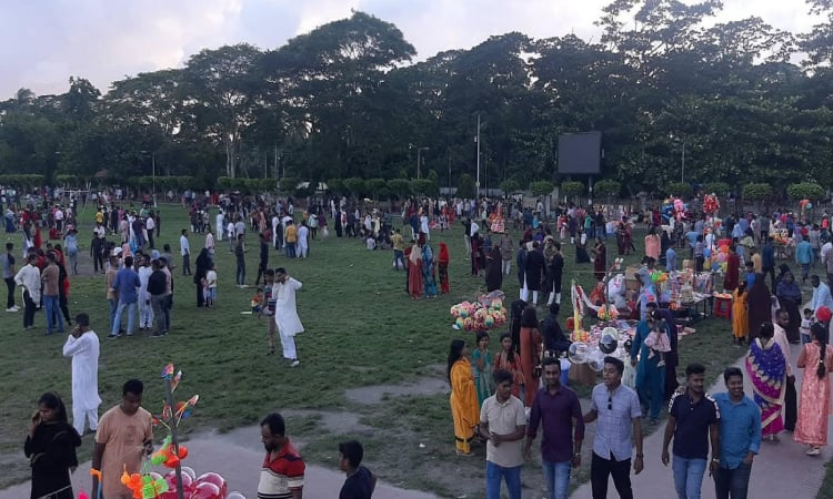 Barishal amusement centres draw huge Eid crowds amid festive cheer