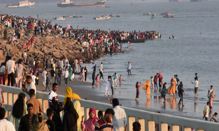 Festive Eid rush brings massive crowds to Patenga, Parki sea beaches in Ctg