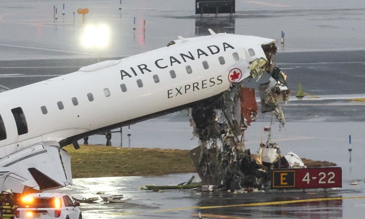 Runway collision kills two pilots at New York airport