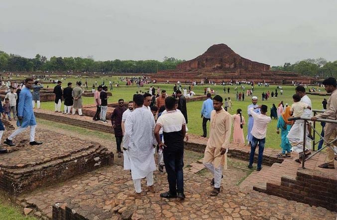 Overflowing crowds at Naogaon’s tourist spots during Eid holidays
