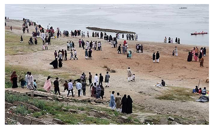 Eid holidaymakers throng Padma char, parks in Rajshahi