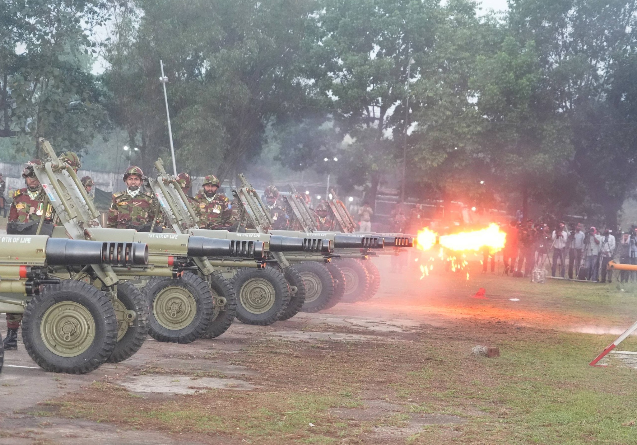 Army pays tribute to martyrs with 31-gun salute