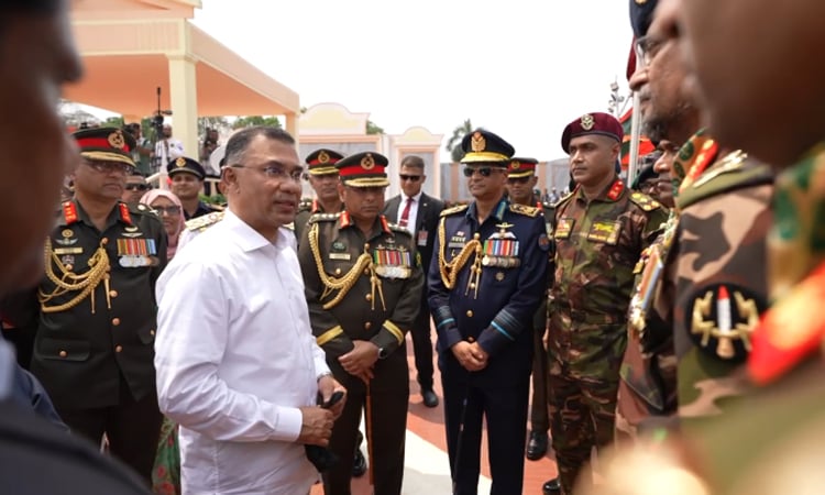 PM greets armed forces personnel after Independence Day parade