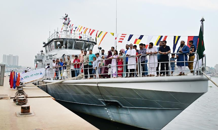 Navy ships open to public on Independence Day