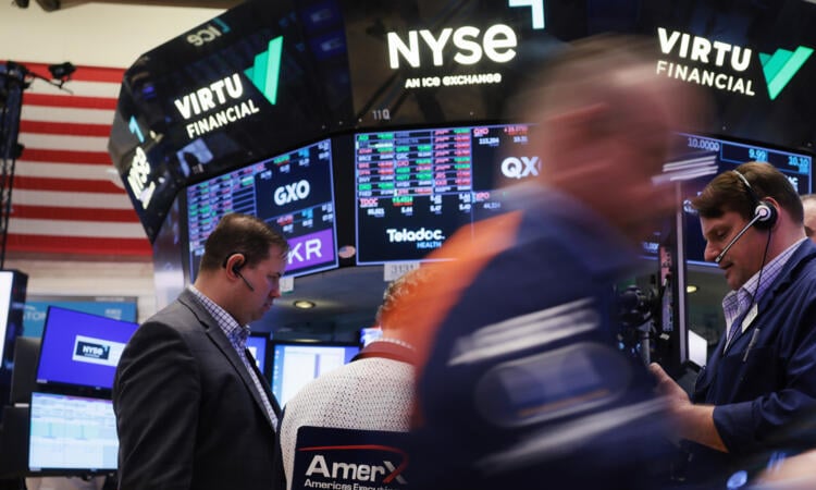 Oil climbs, stocks fall as markets see no end to war