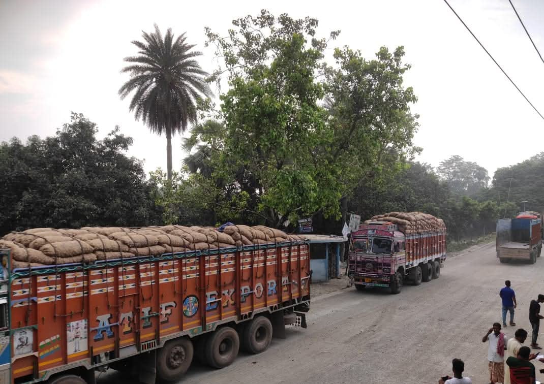 Trade activities at Sonamasjid Land Port resume after 10-day holiday