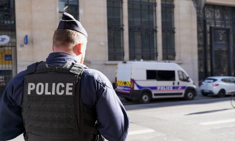 French police foil Paris bomb attack outside US bank