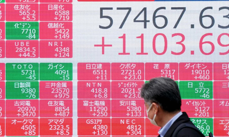 Asian stocks fall, oil up as Trump threatens Iran