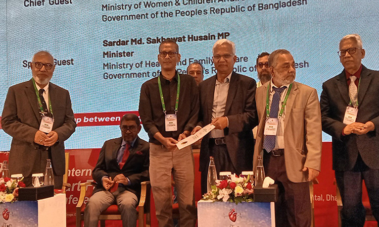 Doctors must work with service-oriented mentality: minister