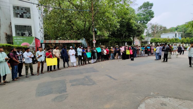 Human chain at CU protesting attack on CUCSU leader Masum Billah