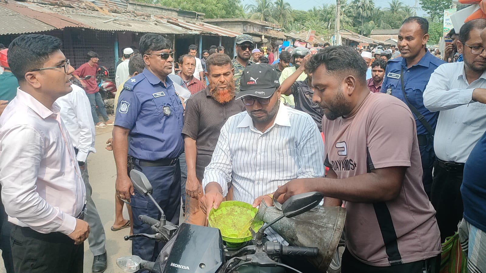 800 liters of petrol seized in Satkhira, owner fined Tk 10,000