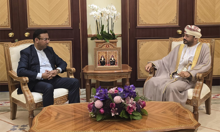 PM’s envoy conveys solidarity message to Oman, holds talks