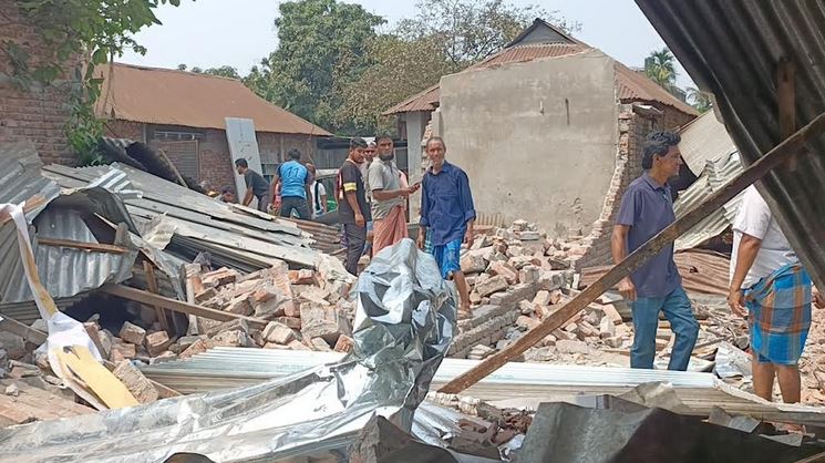 Wall collapses, kills old man in Cumilla