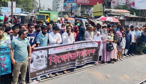 Protesters lay siege to SP office demanding justice for IU teacher killing