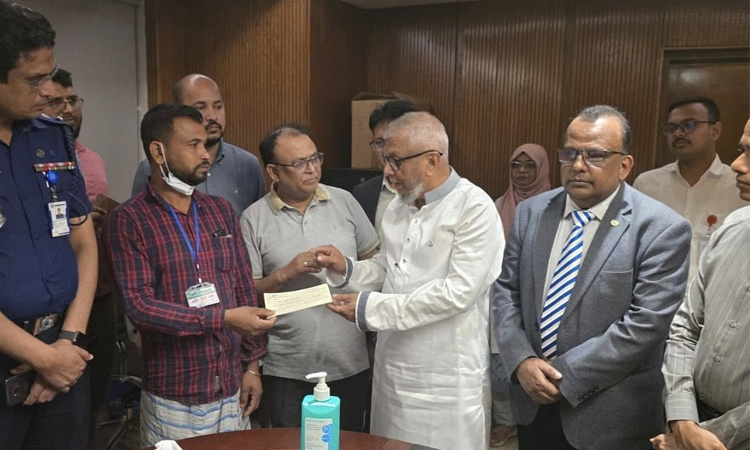 Govt provides Tk 1 lakh financial aid to workers injured in Keraniganj fire