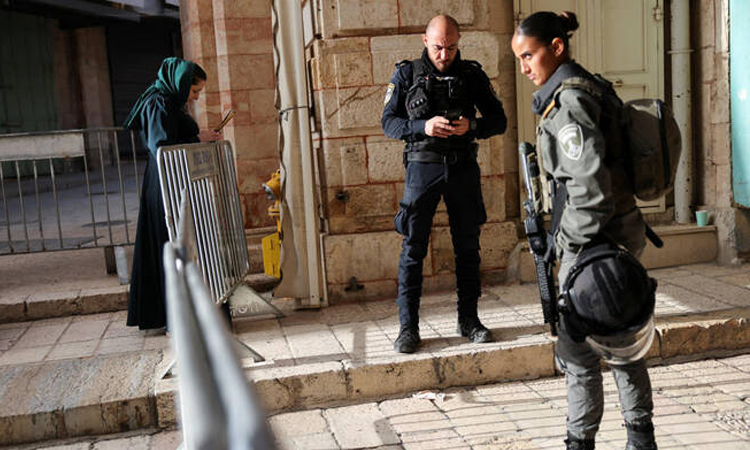 Israel allows 100 worshippers at Western Wall