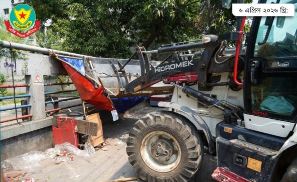 DMP traffic drives clear 21 illegal shops in Sayedabad, Tikatuli