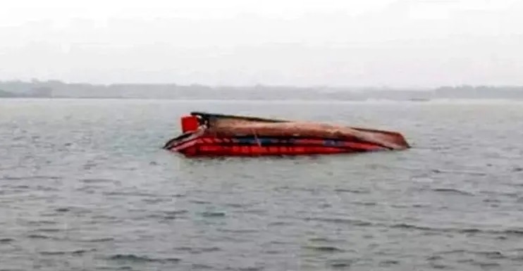 Two fishermen missing after boat capsizes in Khulna storm