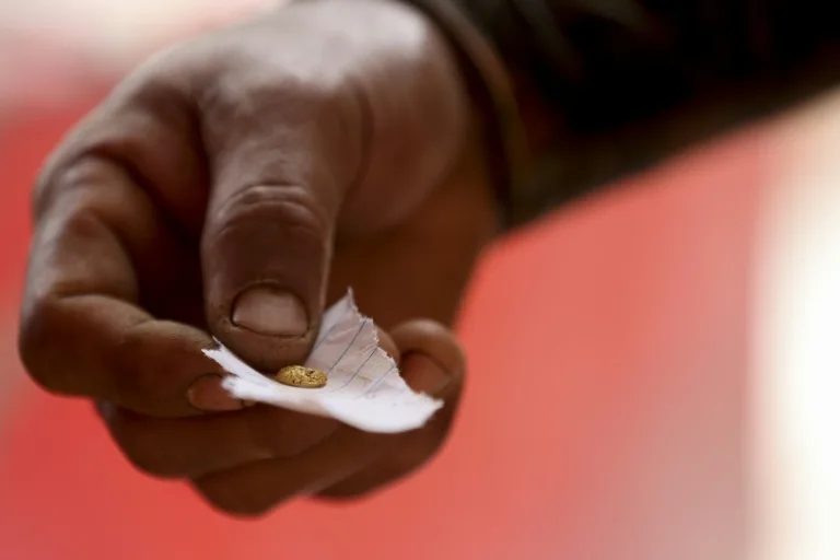 After oil, Venezuela opens up mining to private investors