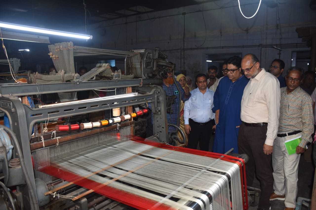 PM’s Adviser Dr. Rashed Al Mahmud Titumir visits Rajshahi Silk Factory