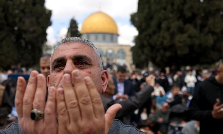 Over 100,000 worshippers perform Friday prayers at Al-Aqsa
