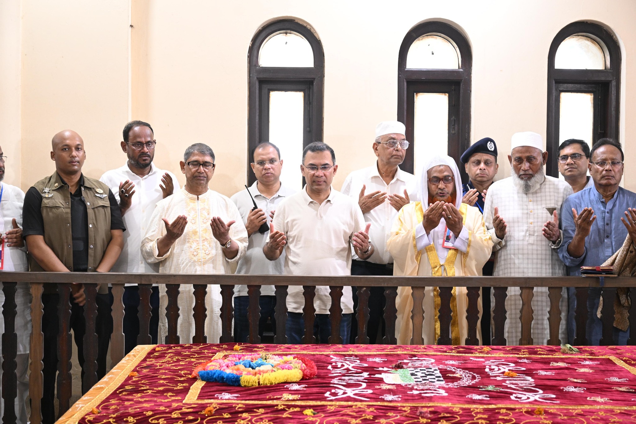 PM offers ziarat at Maulana Bhasani’s grave