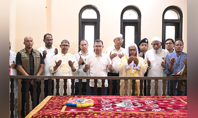 PM offers ziarat at Maulana Bhasani’s grave