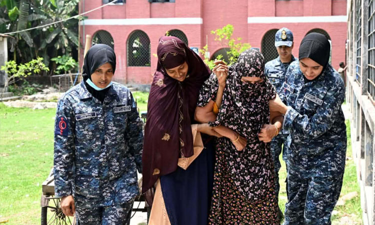 Bangladesh Navy provides free medical services in Koyra