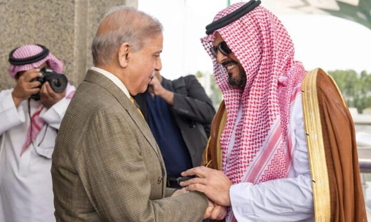 Pakistan PM arrives in Saudi Arabia in push for new US-Iran talks