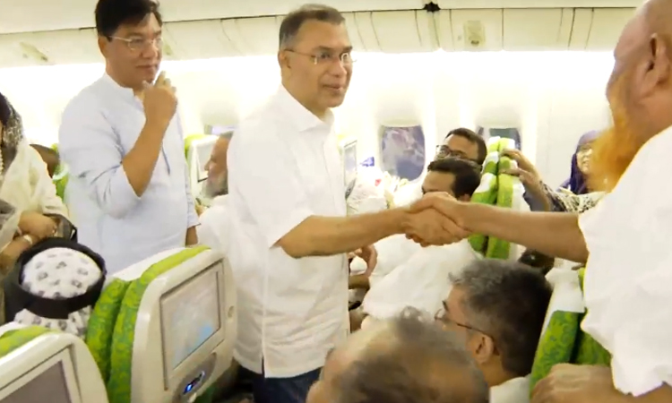 PM exchanges pleasantries with Hajj pilgrims at Ashkona Camp