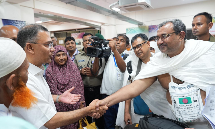 PM exchanges pleasantries with Hajj pilgrims at Ashkona Camp