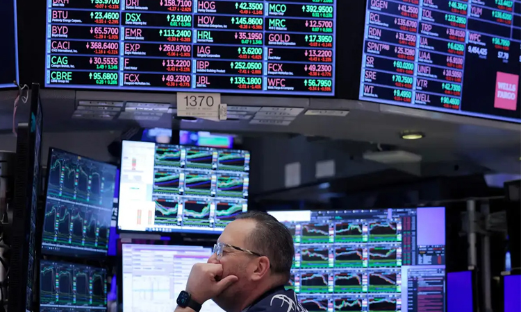 S&P 500, Nasdaq end at fresh records as oil prices tumble