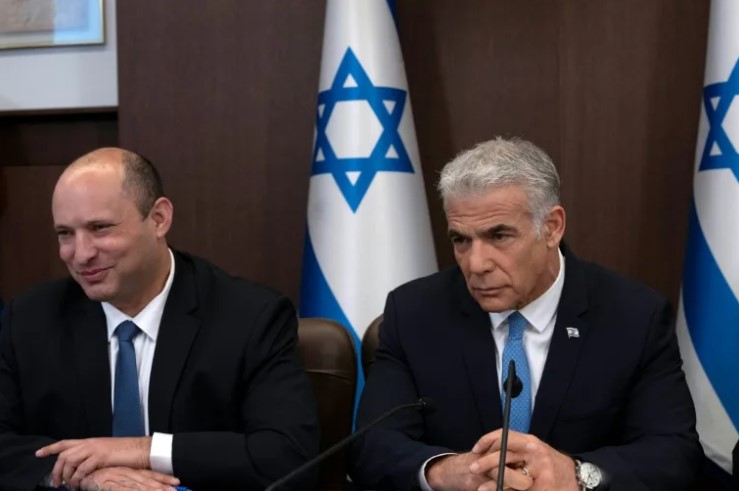 Two former Israel PMs unite to challenge Netanyahu in elections