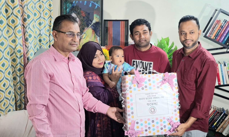 PM sends gift to child who greeted him with flower during Jashore visit