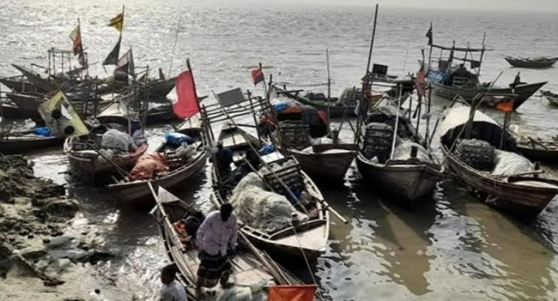 Fishermen prepare to sail boat midnight today in Bhola as two-month ban ends