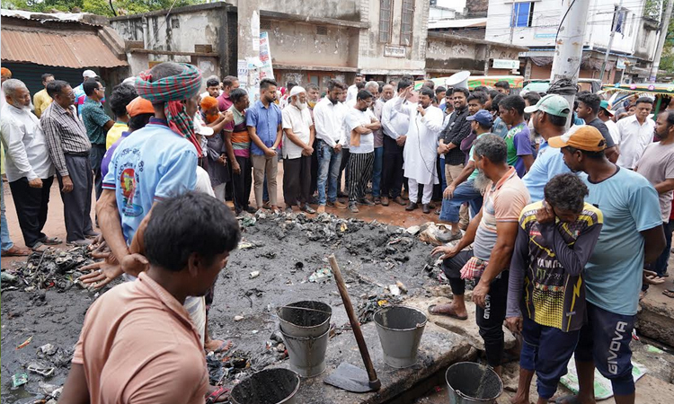 RCC Administrator inspects waterlogging mitigation activities