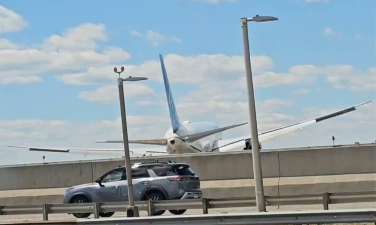 United Airlines plane hits lamppost, truck before landing at Newark