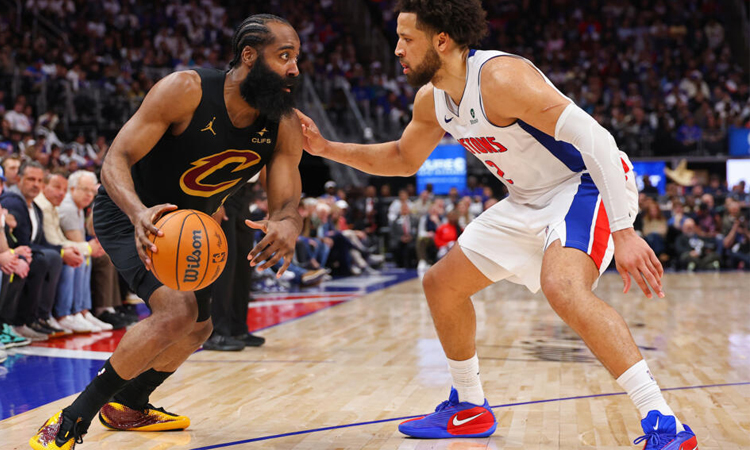 Pistons hold off Cavs to win series-opener