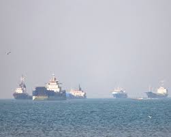Hopes rise for Iran deal as US halts guiding ships in Hormuz
