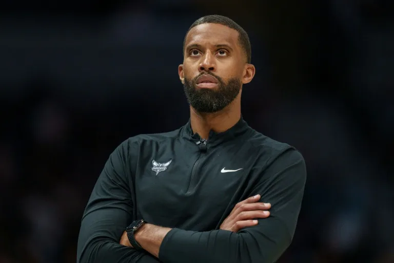 NBA Hornets sign head coach Lee to contract extension