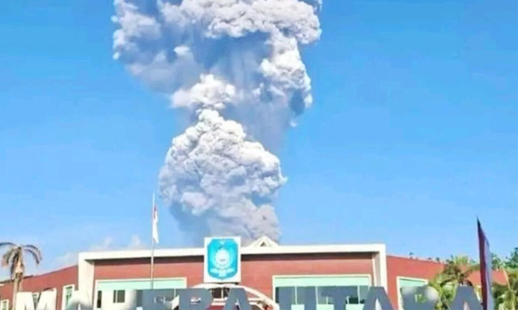 Indonesia volcanic eruption kills three hikers: officials