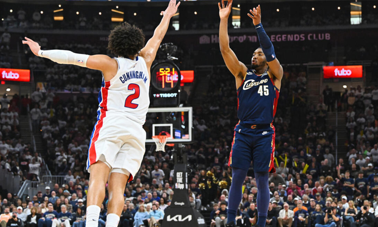 Mitchell magic as Cavs down Pistons to level series