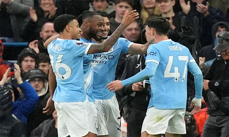 Man City see off Palace to keep pressure on Arsenal
