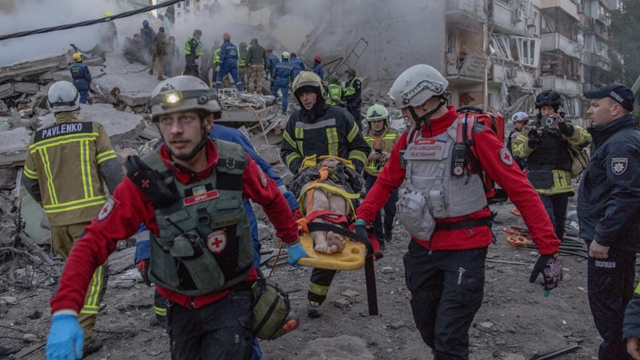 Russia pummels Kyiv, killing at least 21 and denting peace hopes