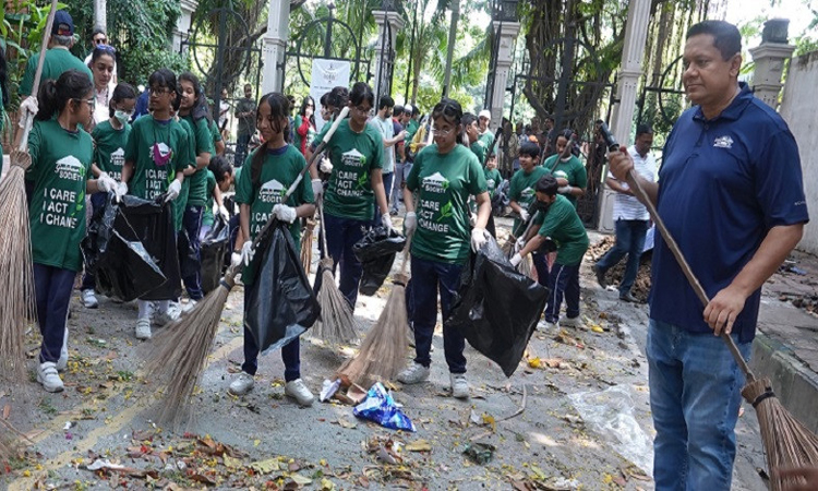 Children, teenagers engage in cleanliness drive in Gulshan