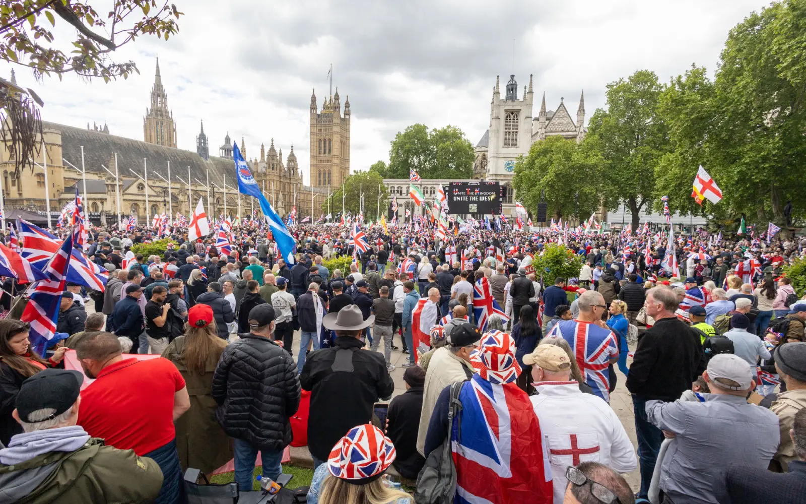 Tens of thousands turn out for UK far-right rally, counter demo