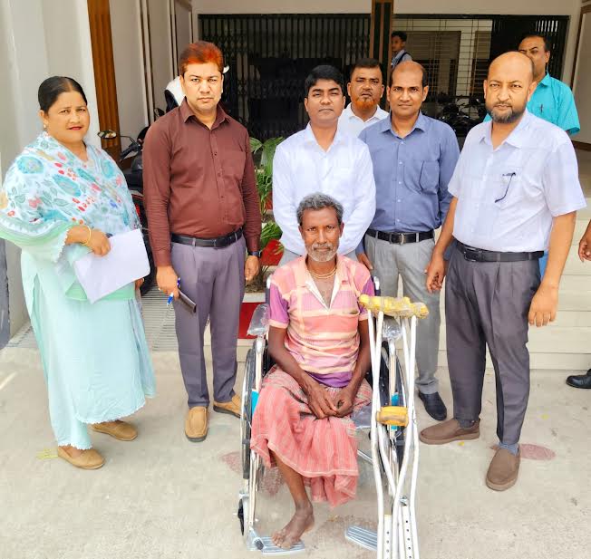 After long struggle on two hands, Biren Das finally finds relief in wheelchair 
