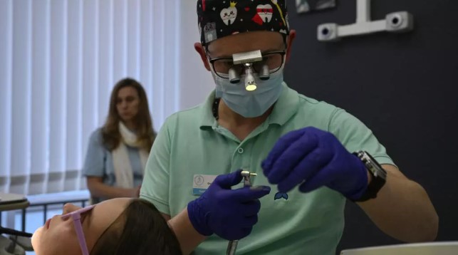 Some Ukrainian refugees head home - for dental work